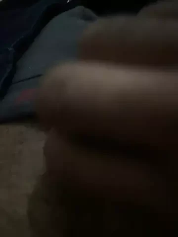 Pantolonun altında mastürbasyon yapıyor