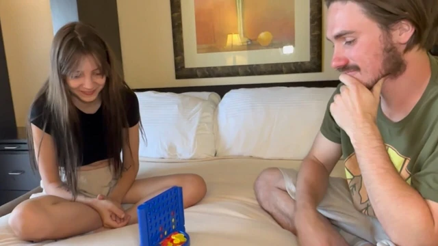 Connect 4'ün striptiz versiyonuyla oynarken kaybeden kazananı sikiyor