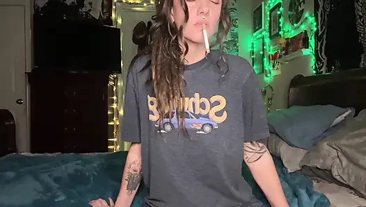 Sigara fetişi mastürbasyonu - ıslak kıllı amcık damlatıyor