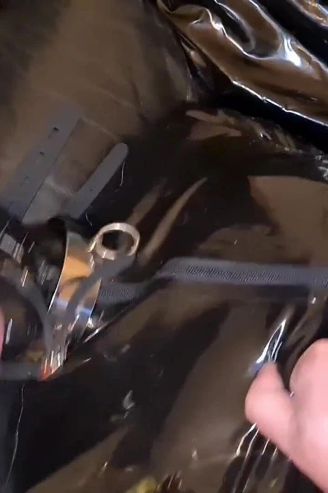 Köle sürtük-orgazm celeste siyah lateks ve deriyle bağlı orgazm oluyor