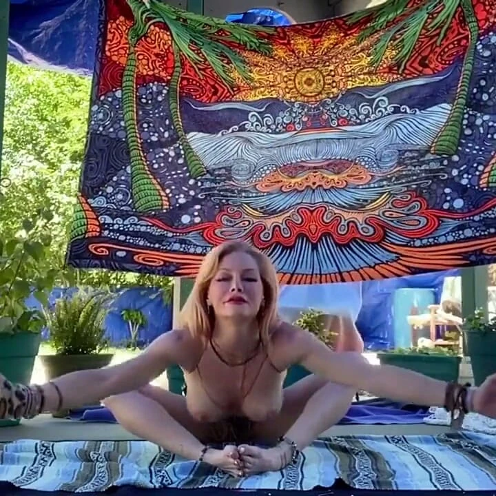 Serene açık havada çıplak yoga patlayıcı fışkırtma orgazmına yol açıyor - tam video //serenesiren