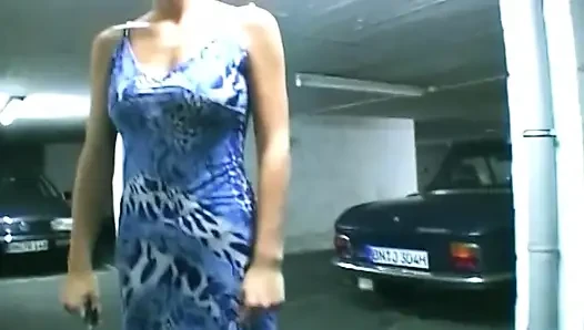 Sarışın parmaklar duşta ıslak amcık damlatıyor