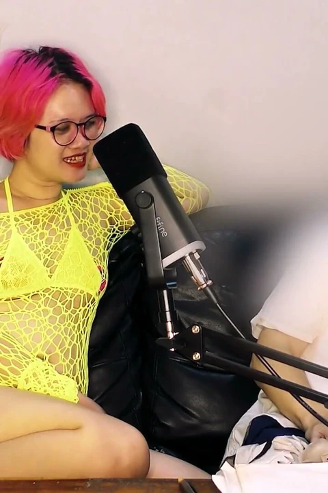 Seks Sırları Hakkında 15 Dakikalık Podcast Röportajı, Sonra Sunucular Konuğu Sikiyor