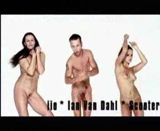 Bazı reklamlarda dans eden çıplak clubbers