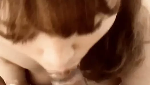 Güzel kız üç musluklar için açgözlü olduğunu