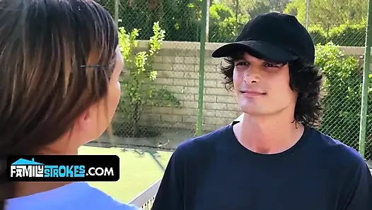 Zinde üvey anne üvey oğlunun tenis boşaltıyor