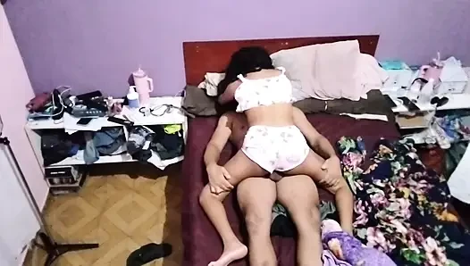 Üvey kız üvey babasıyla ateşli seks yapıyor.