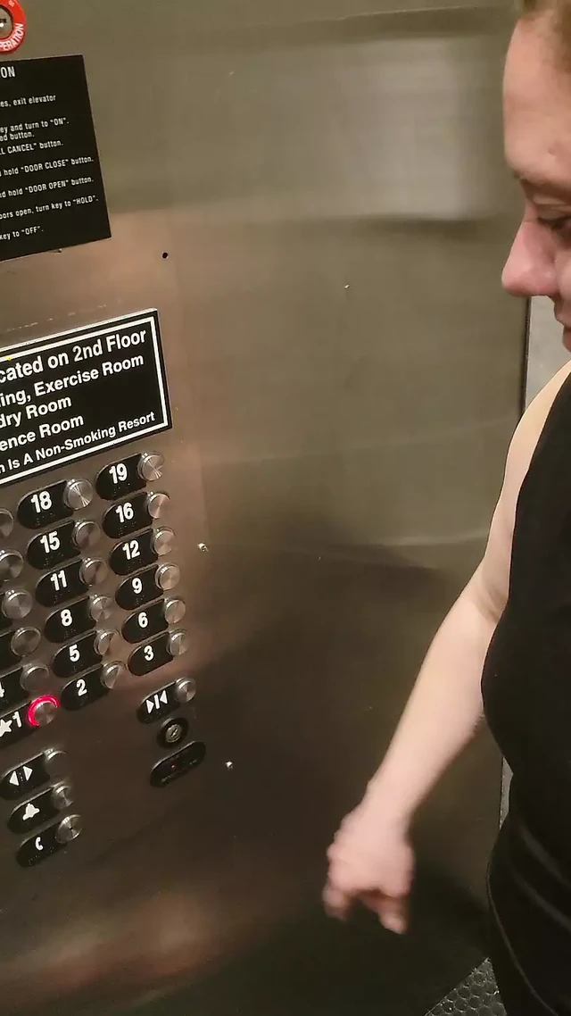 Огромный камшот в лифте