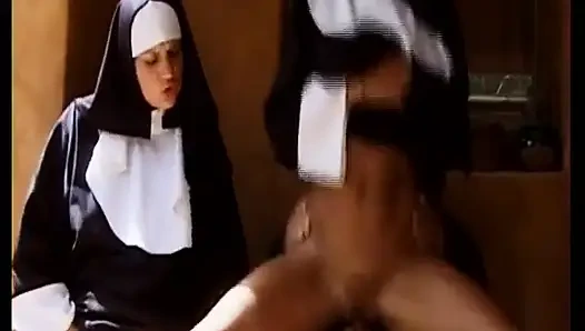 Doğal saçlı Alman orta yaşlı seksi kadın ffm fetişi üçlü grup sekste sikiliyor