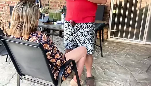 Aldatan evli kadın açık havada yarak emiyor