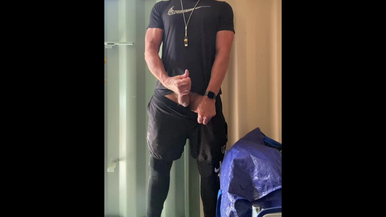 JockDad87 выстреливает еще одну порцию спермы в чулане оборудования снова