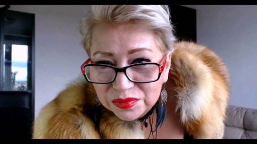 Kürk mantolu olgun kaltak... Ünlü web kamerası fahişesi ve şarkıcı Aimee ateşli orta yaşlı seksi kadın ))