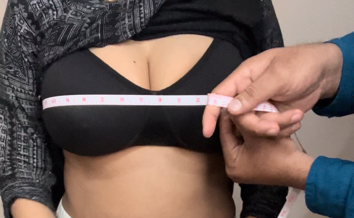 Tailor maap lete hue bahar nikal di dono doodh ke dukan