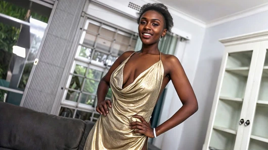 Büyük memeli orta yaşlı seksi kadın sert oyuncu seçmelerinde esnetiliyor ve dolduruluyor