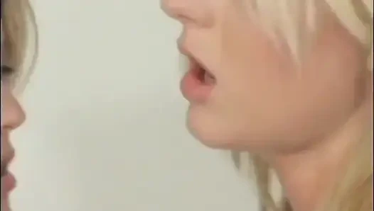 İki güzel genç sarışın yumuşak seks yapıyor