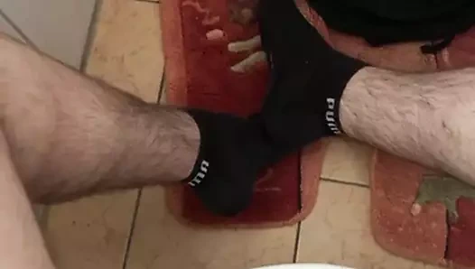 Genç 7 dakika tuvalette mastürbasyon yapıyor ve inliyor ama gelmiyor! Görevi kendi masterjason