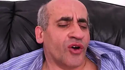Olgun esmerin damlayan gül ağacı sert parmaklamayla genişliyor