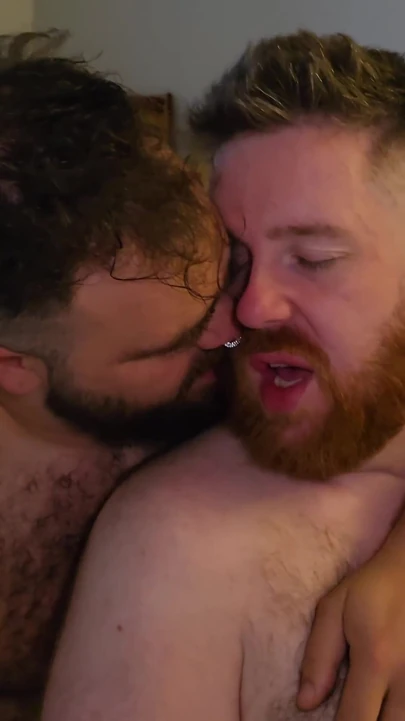 Aktif Kıllı Ayı Sikikleri Ve Terli Otel Odasında Sıkı Götünü Dolduruyor