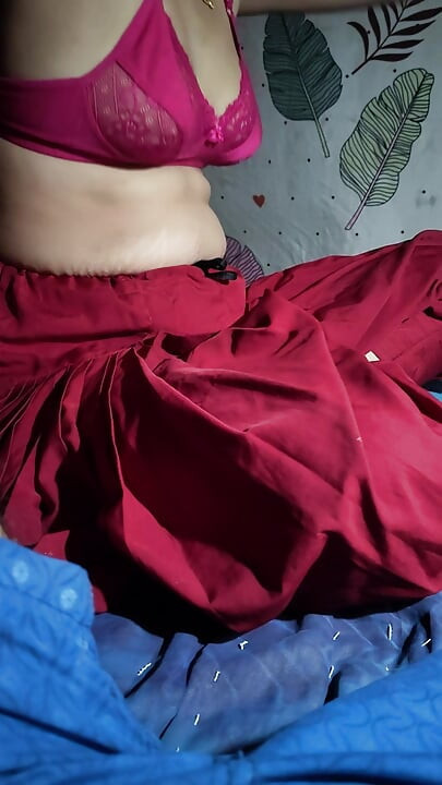 Kırmızı elbise kırmızı sütyen külot Ateşli Hint ev hanımı Sunni bhabhi Sert sikme