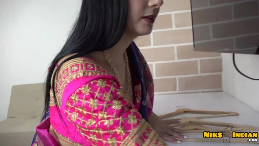 Büyük memeli Hintli MILF, Saree Choli'yi çıkarıyor ve Devar Ji ile sikişiyor