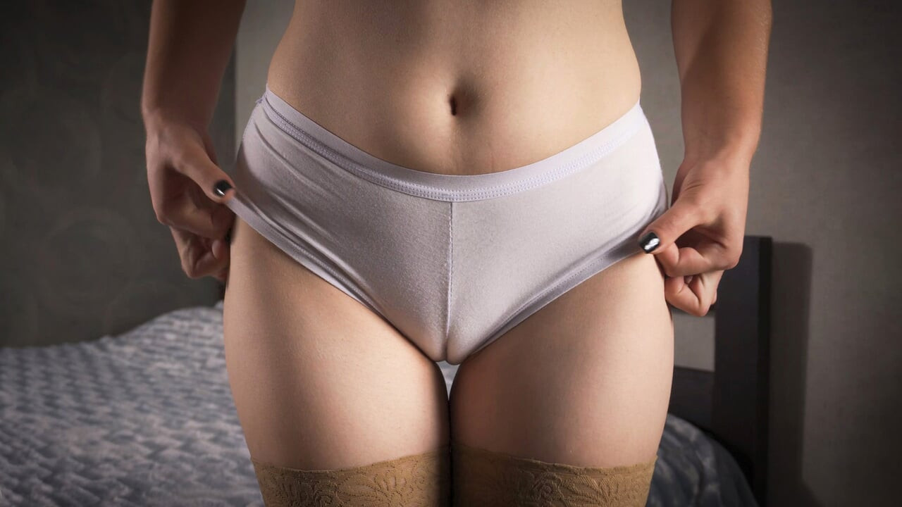 Çıplak çoraplı orta yaşlı seksi kadın beyaz külotlu am frikik ve uyluk deliği yakın çekim