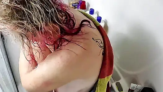 Pawg orta yaşlı seksi kadın duş alıyor