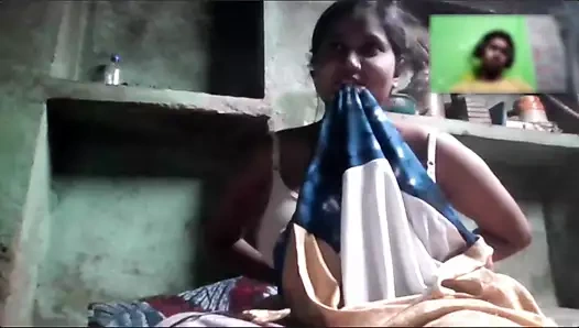 18 yaşındaki Hintli üvey kız kardeş ilk kez seks yapıyor! Sıkı amcık sikişi