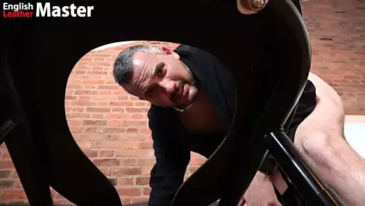 Şişman baba osuruklarını koklamana ve göt deliğine tapmana izin veriyor ön izleme