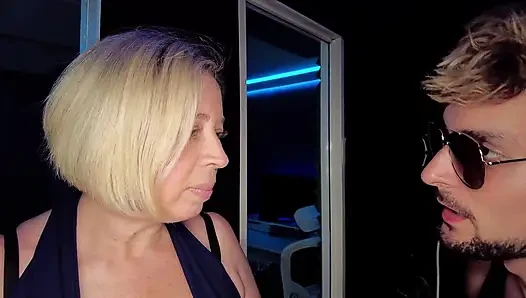 Yahudi genç erkek avcısı bana kayan yıldızı sikmeyi öğretiyor