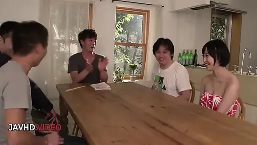 Yu Shinoda'nın buharlı grup seansında iki yarak için ıslak oral seksi
