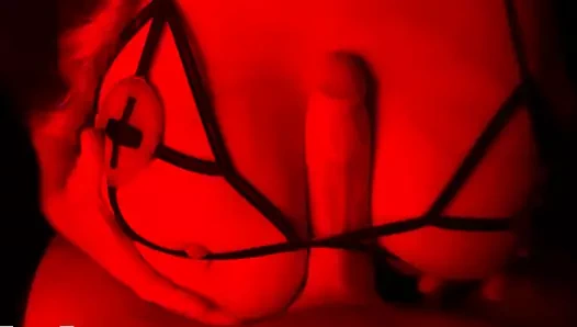 Yaramaz hemşire hasta ekstra özel tedavi verir, onu mükemmel göğüsleri üzerinde boşalmak yapar