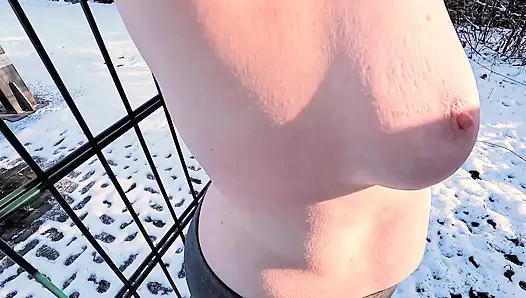 Büyük memeli kız çıplak memelerini döl içinde sikiyor