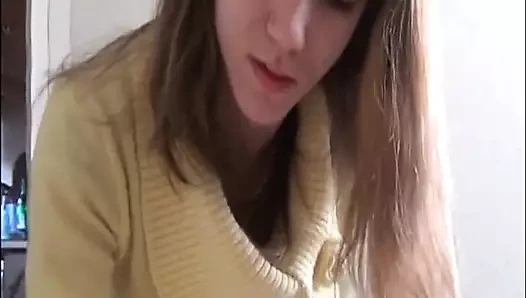 Kapıyı açık buluyorum ve Daniela'yı filme alıyorum, esmer olduğu kadar zinde