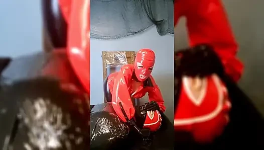 Lateks içinde mumyalanmış kölede aşırı nefes oyunu