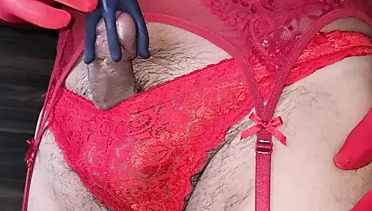Kırmızı iç çamaşırımı şekillendiriyorum ve ahtapot vibratörü ile mastürbasyon yapıyorum