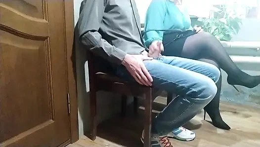 Beni istediğin zaman ara! Bir yabancı bekleme odasında beni mastürbasyon yapıyor