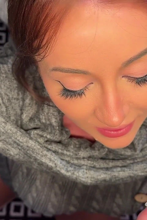 Azgın hatun göğüslerinin her yerine boşalana kadar sert yarağı emiyor ve sikiyor