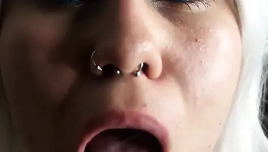 18 yaşındaki sürtük şişman bir yarağı takmayı seviyor