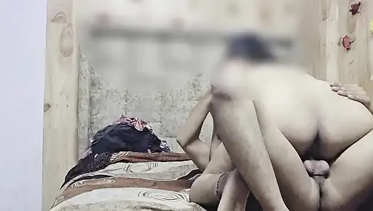 Üvey erkek kardeş ve üvey kız kardeş yatakta çok çalışıyor