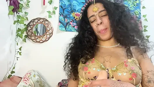 Kıllı tanrıça büyük bir dildoyla gırtlağına kadar alıyor