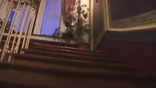 İki blinfolded hatun ellerini birbirlerinden uzak tutamıyor