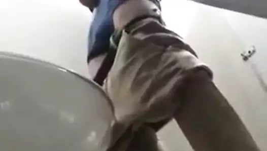 Flagrou um punheteiro no banheiro