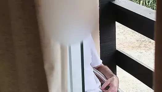 Şok olan üvey anne üvey oğlunu balkonda mastürbasyon yaparken yakalıyor ama bitirmesini sağlıyor