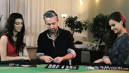 Şanslı adam poker oyununda tina kay ve tera link ateşli ödüller kazanıyor.