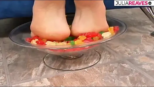 Ateşli kaltak büyük bir yarak sıkı amcığını sert sikerken inliyor