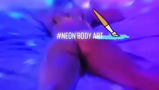 Onu boyadı ve yaktı