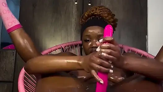 Kötü bir kız kelimenin tam anlamıyla sızdırıldı, uslu davranmayı bile denemedi