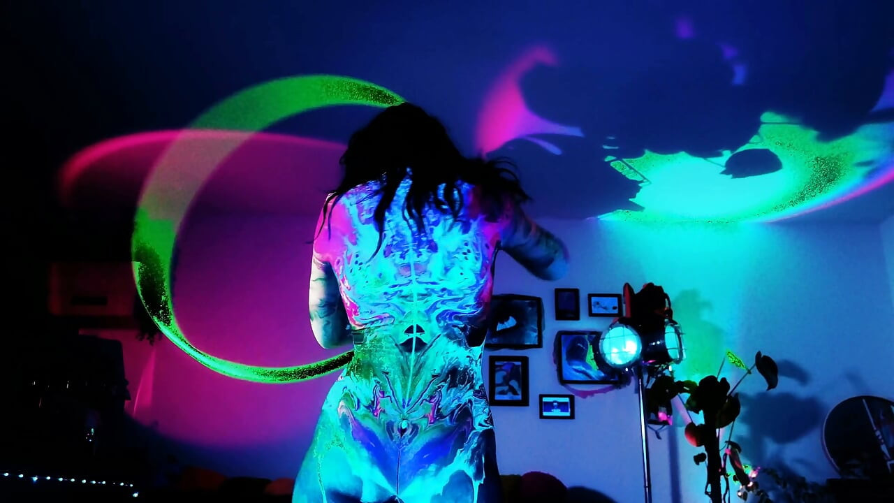 Neon Raver, ultraviyole bir debriyaj yumurta bırakıyor ve sonra hepsini dışarı itiyor ve işiyor: ovipositor ve yumurta oyunu baştan çıkarma