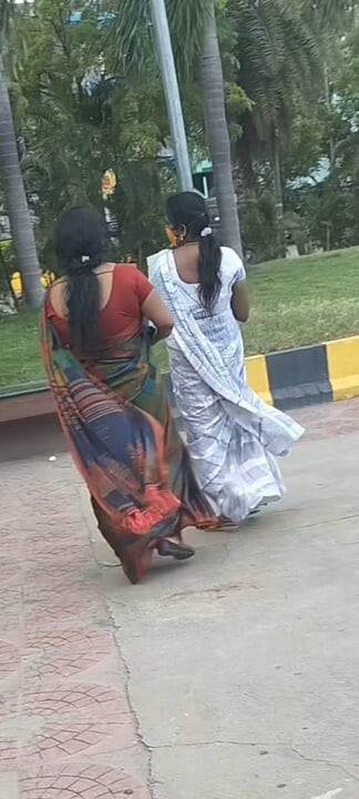 Tamil sineması halka açık göğüsler bölüm 1, iki ev hanımı sinemada emiyor