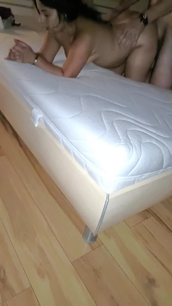 Эмоциональный момент из "Куколд трахнул хотвайф перед муженьком"